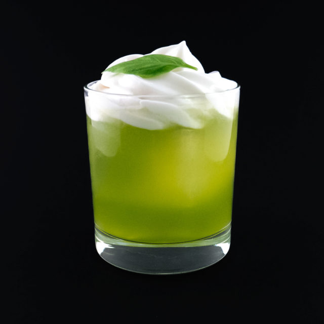 Thai Basil Drink Recept på drink med thaibasilika från APO Drinkoteket